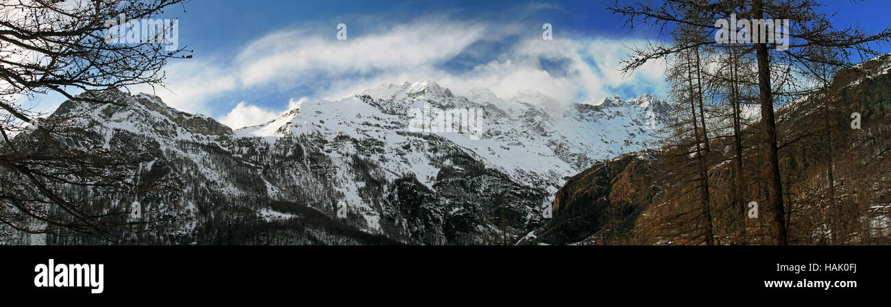 Panorama di innevate montagne alpine in Italia Foto Stock