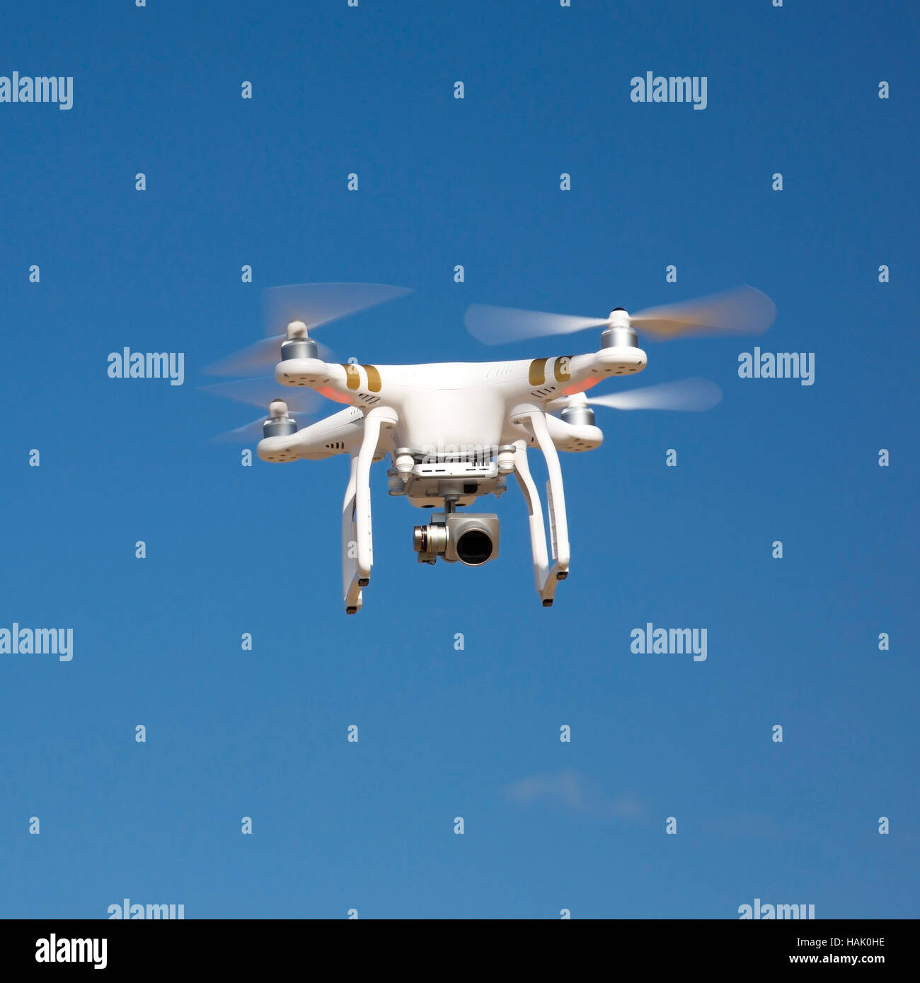 Drone in bilico contro il cielo blu sulla giornata di sole Foto Stock