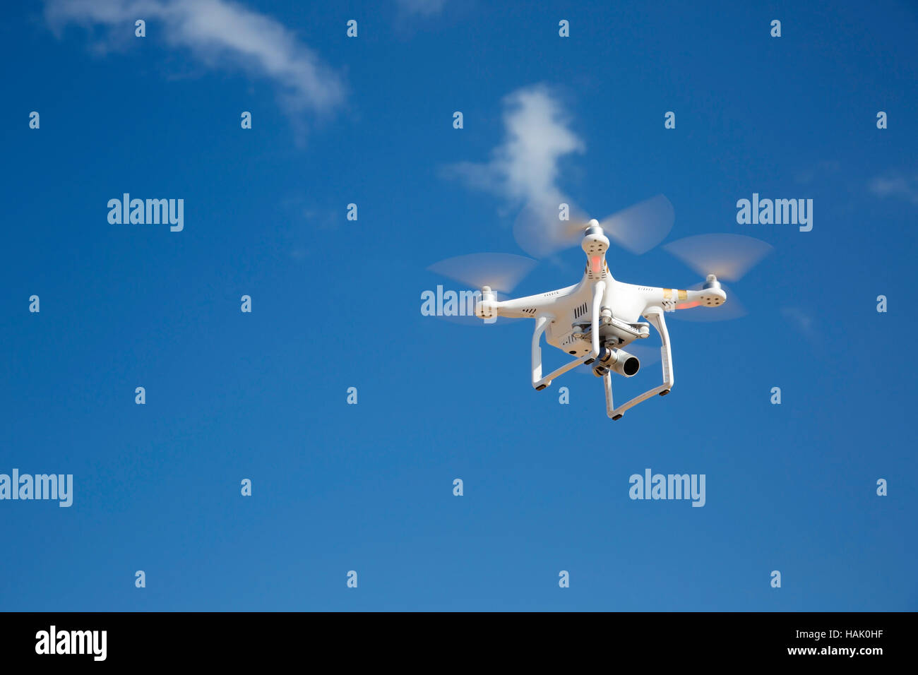 Drone vola contro il cielo blu sulla giornata di sole Foto Stock