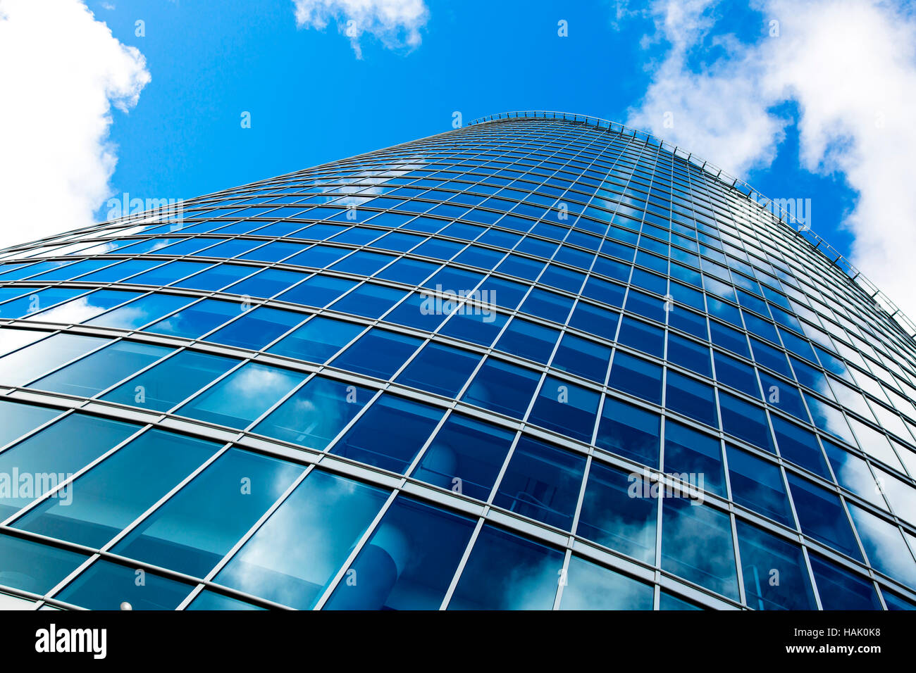 Edificio aziendale finestra a parete contro il cielo blu Foto Stock