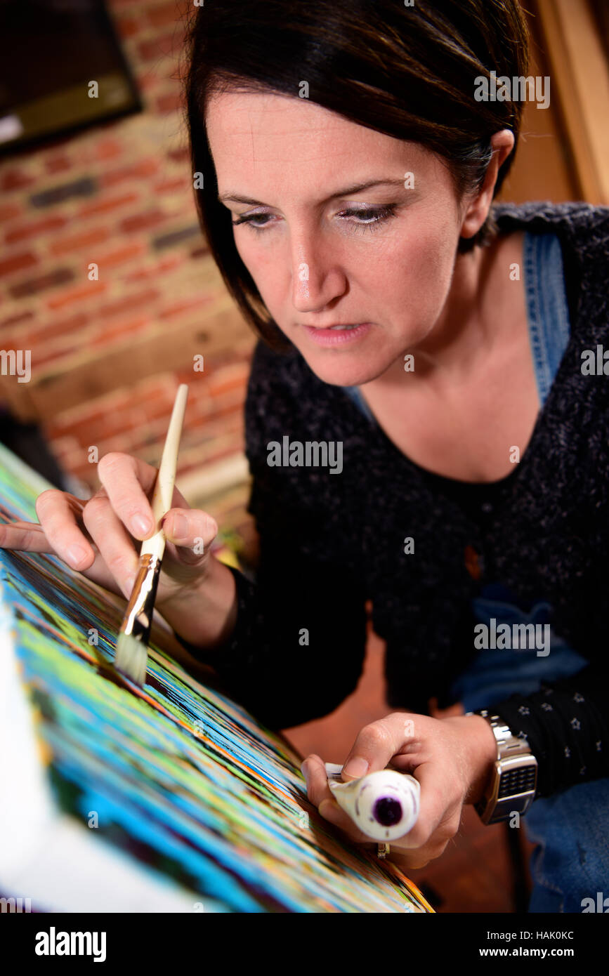 Paesaggio femmina artista al lavoro, Odiham, Hampshire, Regno Unito. Foto Stock