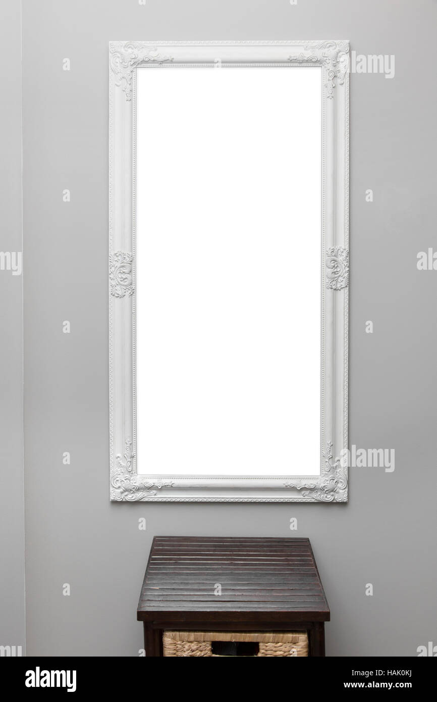 Vintage bianco il telaio dello specchietto sul muro grigio Foto Stock