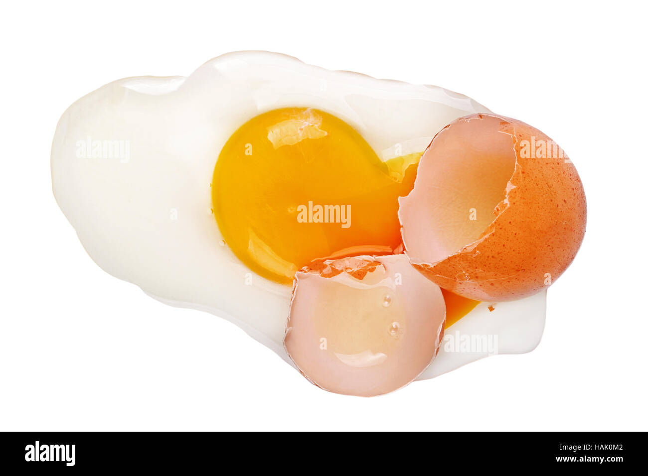 Vista dall'alto di rotture di uova di gallina isolato su bianco Foto Stock