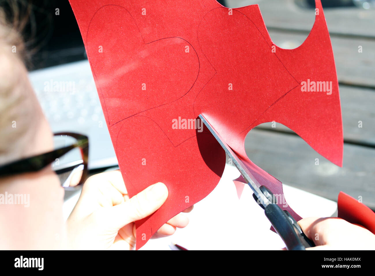 Il taglio di forma di cuore al di fuori della carta rossa Foto Stock