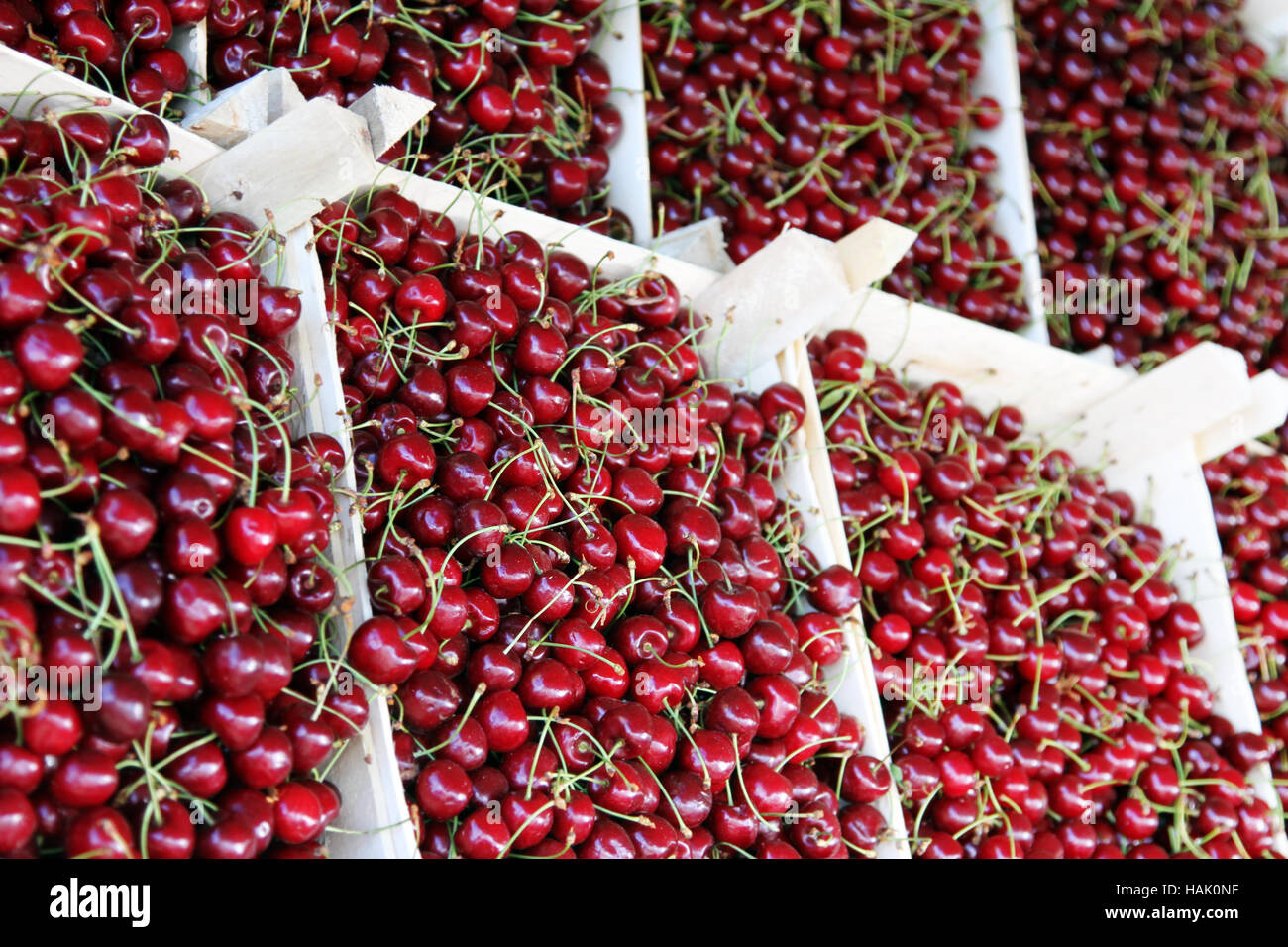 Le ciliegie di caselle in un mercato degli agricoltori Foto Stock