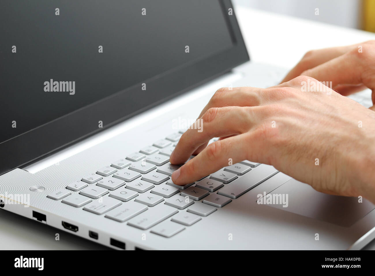 Mani digitando sulla tastiera del notebook Foto Stock