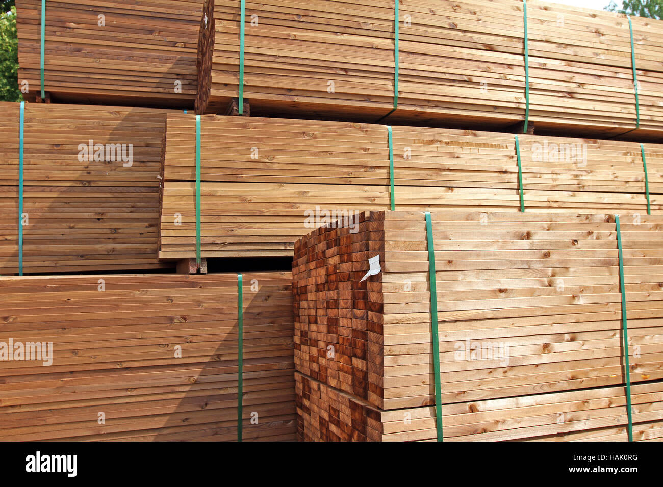 Pila di terrazza in legno tavole presso il deposito di legname Foto Stock