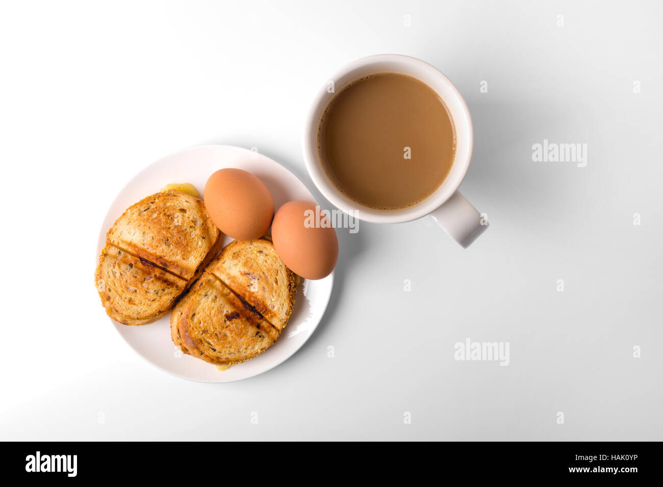 La prima colazione con uova, toast e caffè Foto Stock