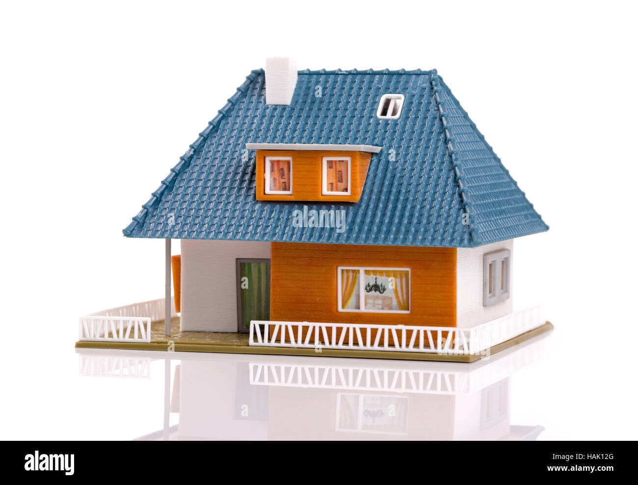 Casa Famiglia - plastica modello in scala, isolato su bianco Foto Stock
