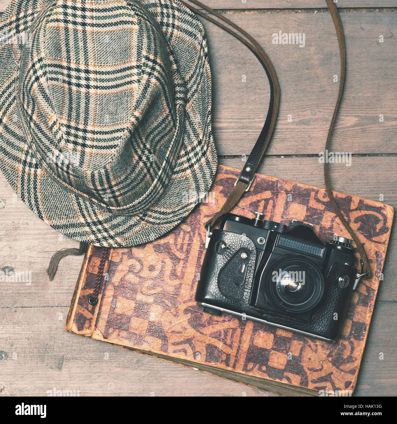 Fotocamera retrò con vintage trilby hat e album di foto su sfondo di legno Foto Stock