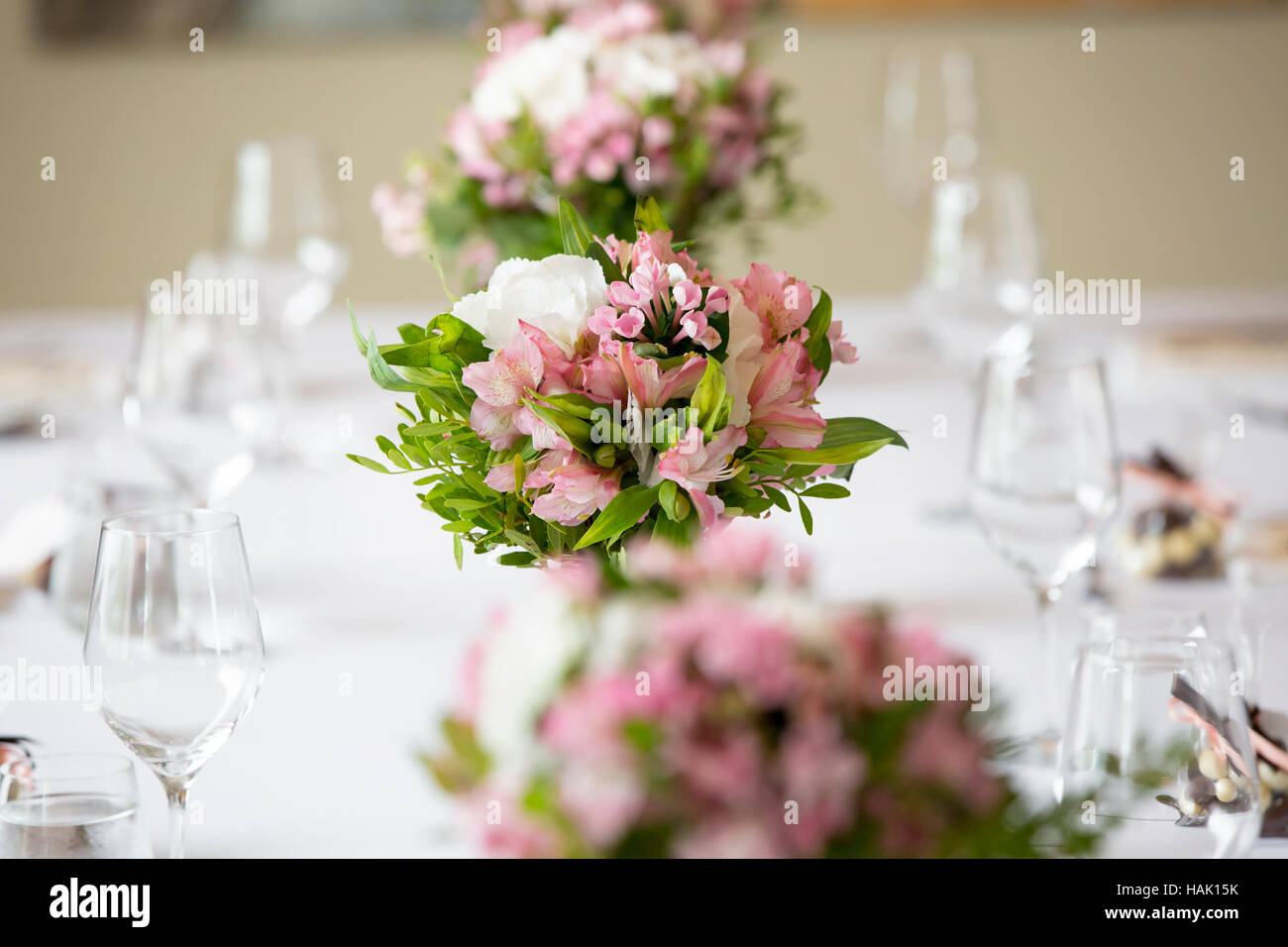 Banchetto di Nozze tabella decorazioni floreali in un ristorante Foto Stock