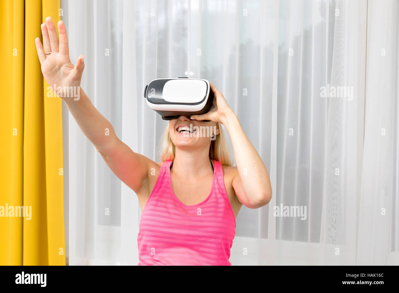 Donna che gioca il gioco in realtà virtuale bicchieri Foto Stock