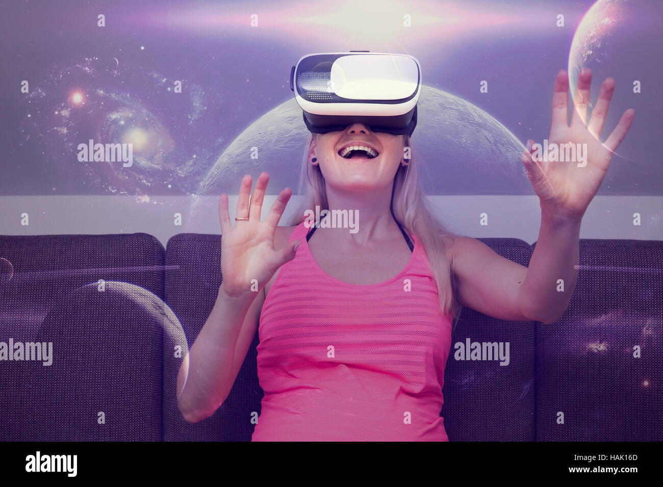 Giovane donna che viaggia nello spazio utilizzando occhiali per realtà virtuale Foto Stock