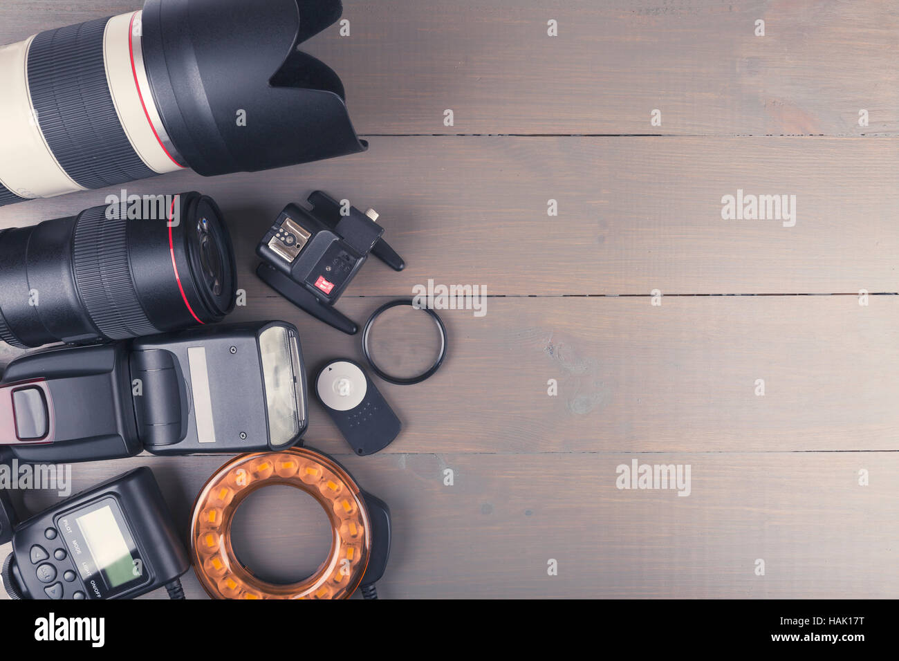 Foto della fotocamera lenti e accessori su sfondo di legno con spazio di copia Foto Stock