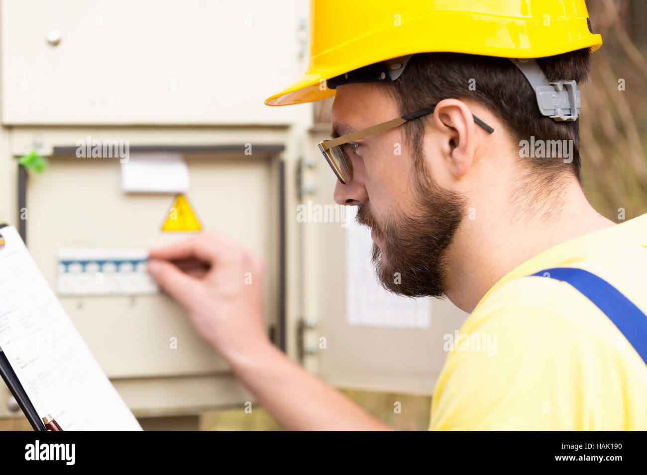Elettricista e controllare la scatola dei fusibili Foto Stock