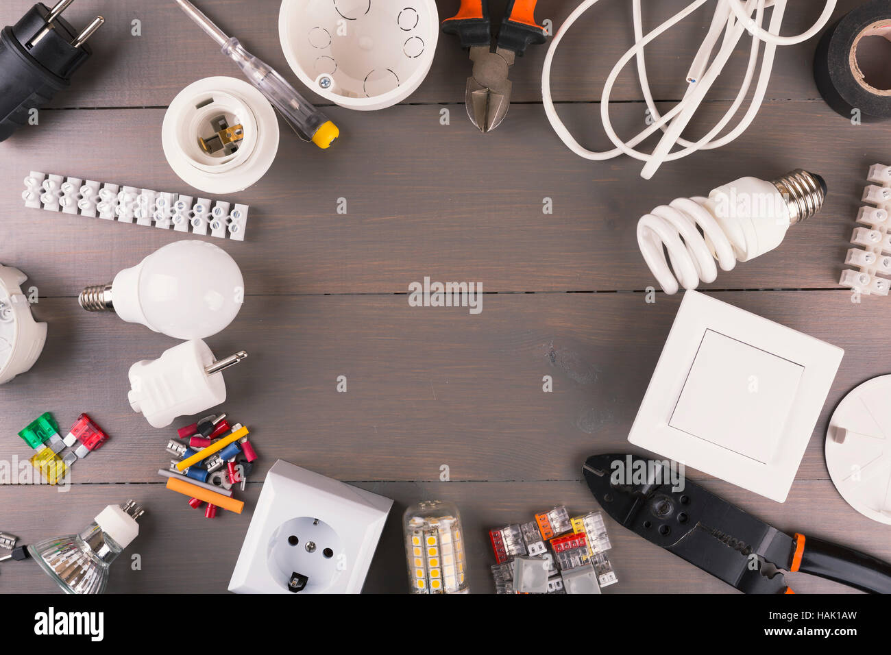 Vista superiore di utensili elettrici e apparecchiature su un tavolo di legno Foto Stock