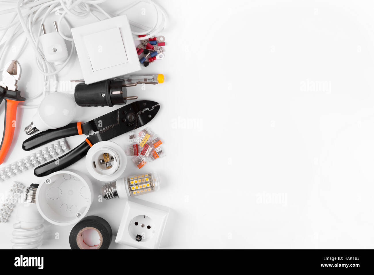 Vista superiore di utensili elettrici e attrezzature su bianco Foto Stock