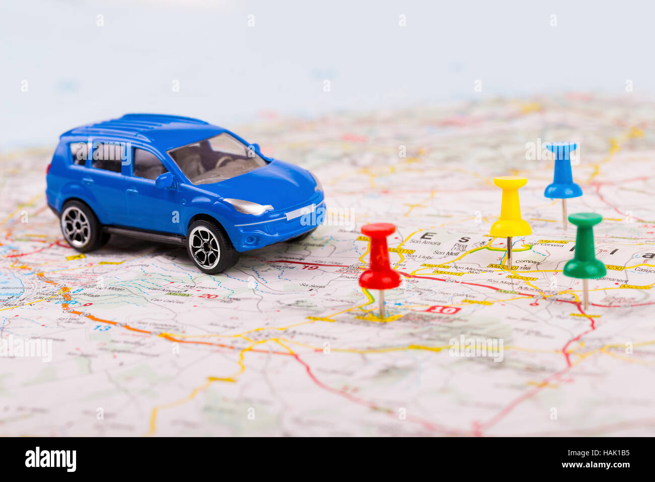 Viaggio concetto, auto con punti di destinazione sulla mappa Foto Stock