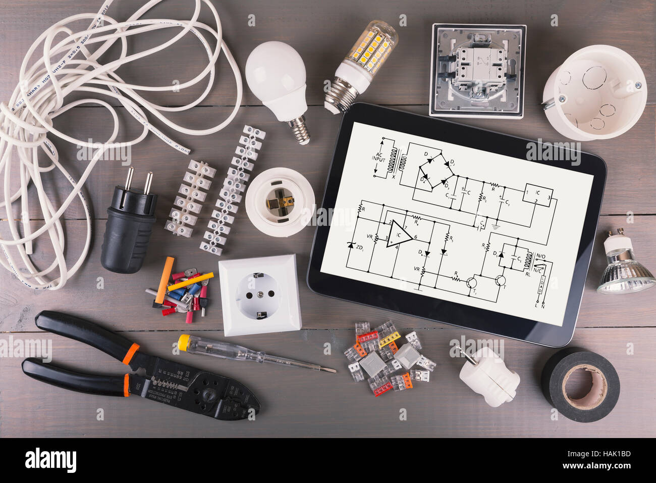 Tavoletta digitale con lo schema di circuito e apparecchiature elettriche Foto Stock