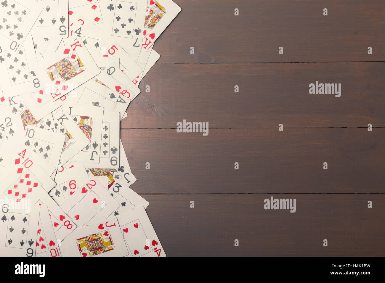 Carte da gioco su sfondo di legno con spazio di copia Foto Stock