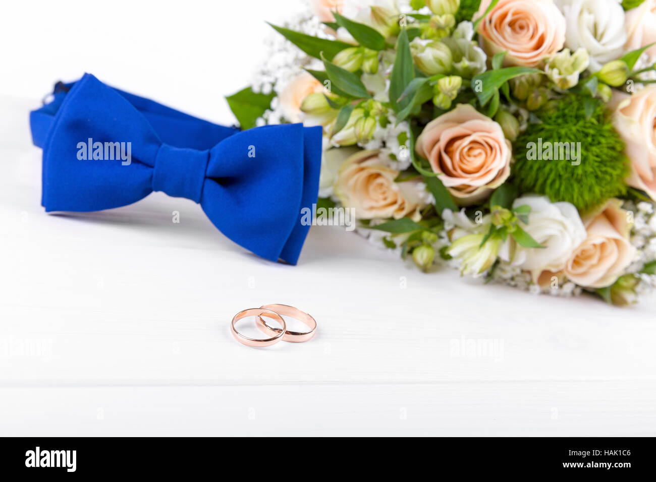 Gli anelli di nozze e accessori su bianco tavolo in legno Foto Stock
