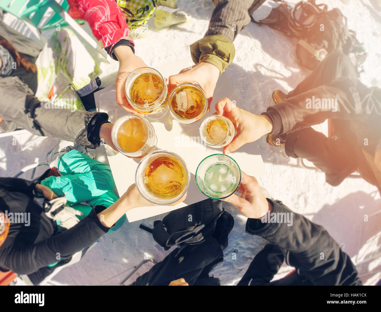 Vacanze invernali - gruppo di amici a bere birra in pausa a stazione sciistica Foto Stock