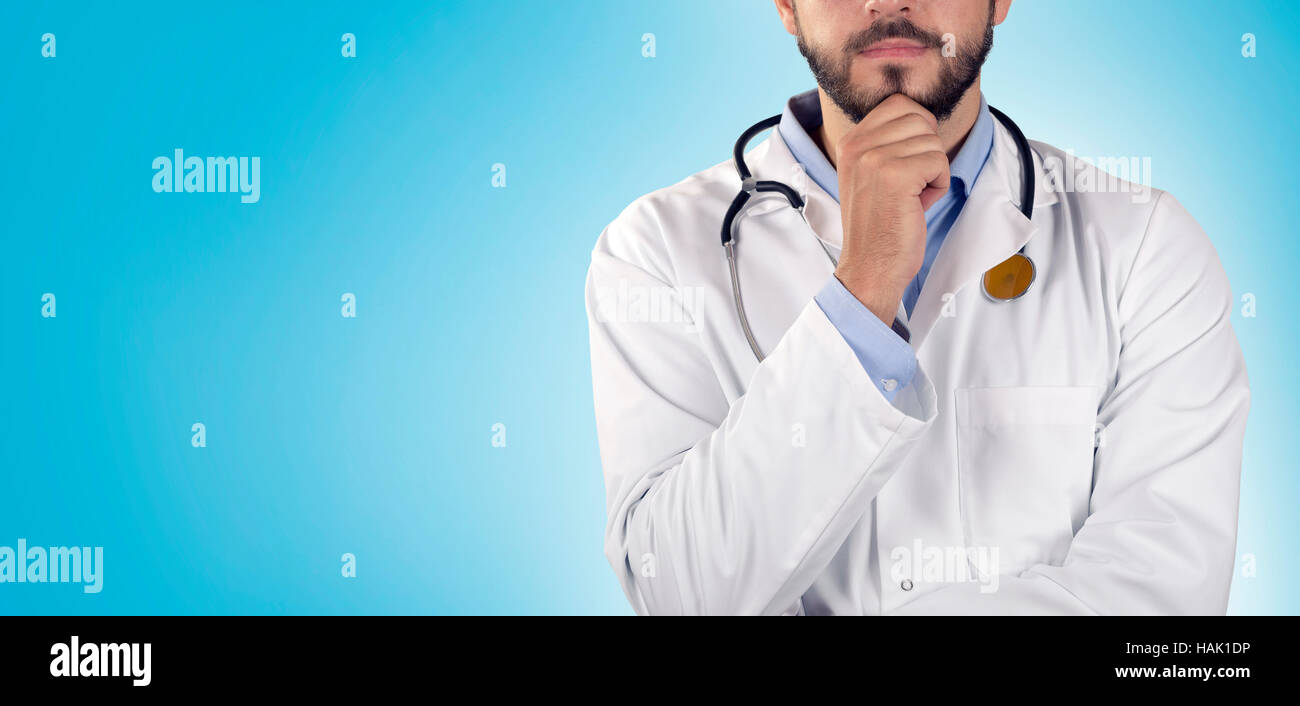 Medico su sfondo blu con spazio di copia Foto Stock