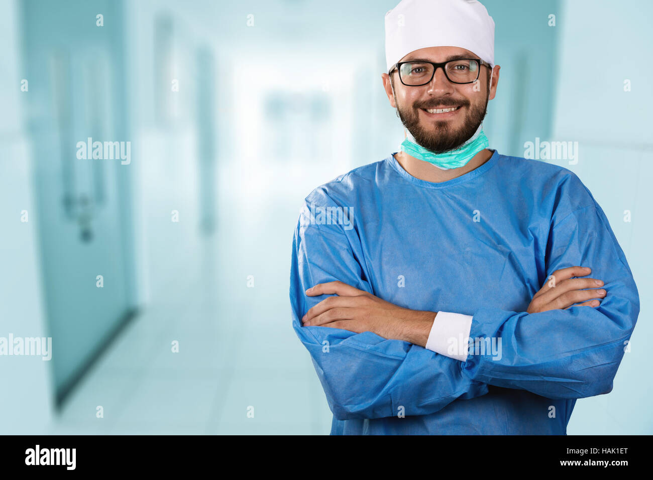 Sorridenti medico chirurgo in piedi nel corridoio dell'ospedale Foto Stock
