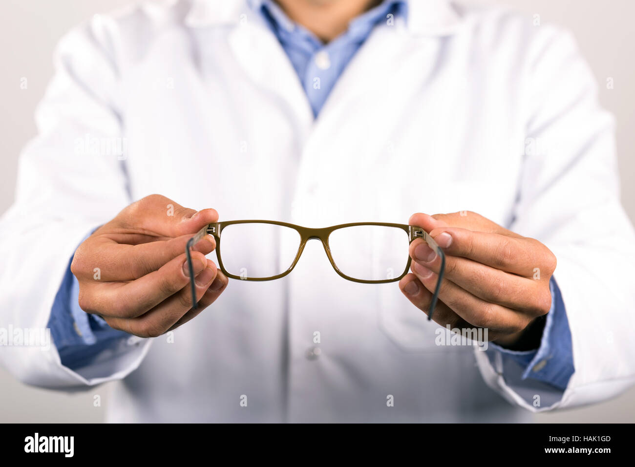 All'ottico optometrista dando nuovi occhiali per il paziente Foto Stock
