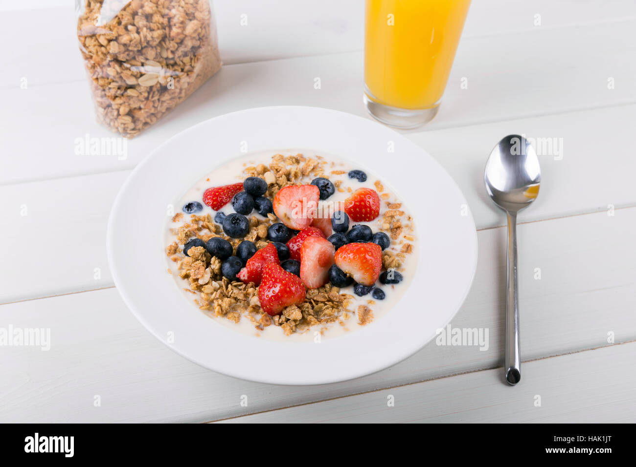 Una sana prima colazione a base di cereali con latte e frutti di bosco freschi Foto Stock