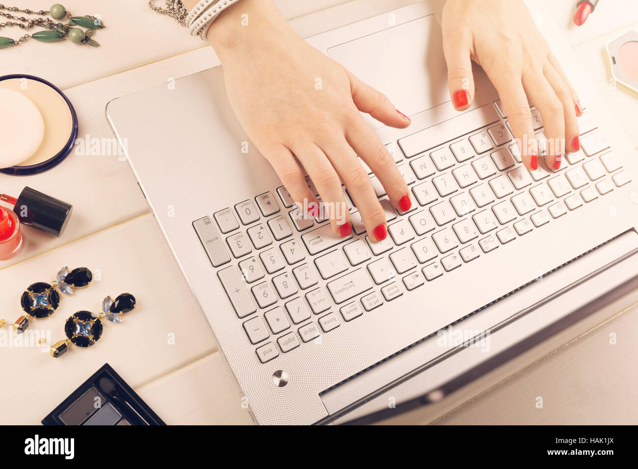 Moda donna che lavorano su laptop, scrittura blog Foto Stock