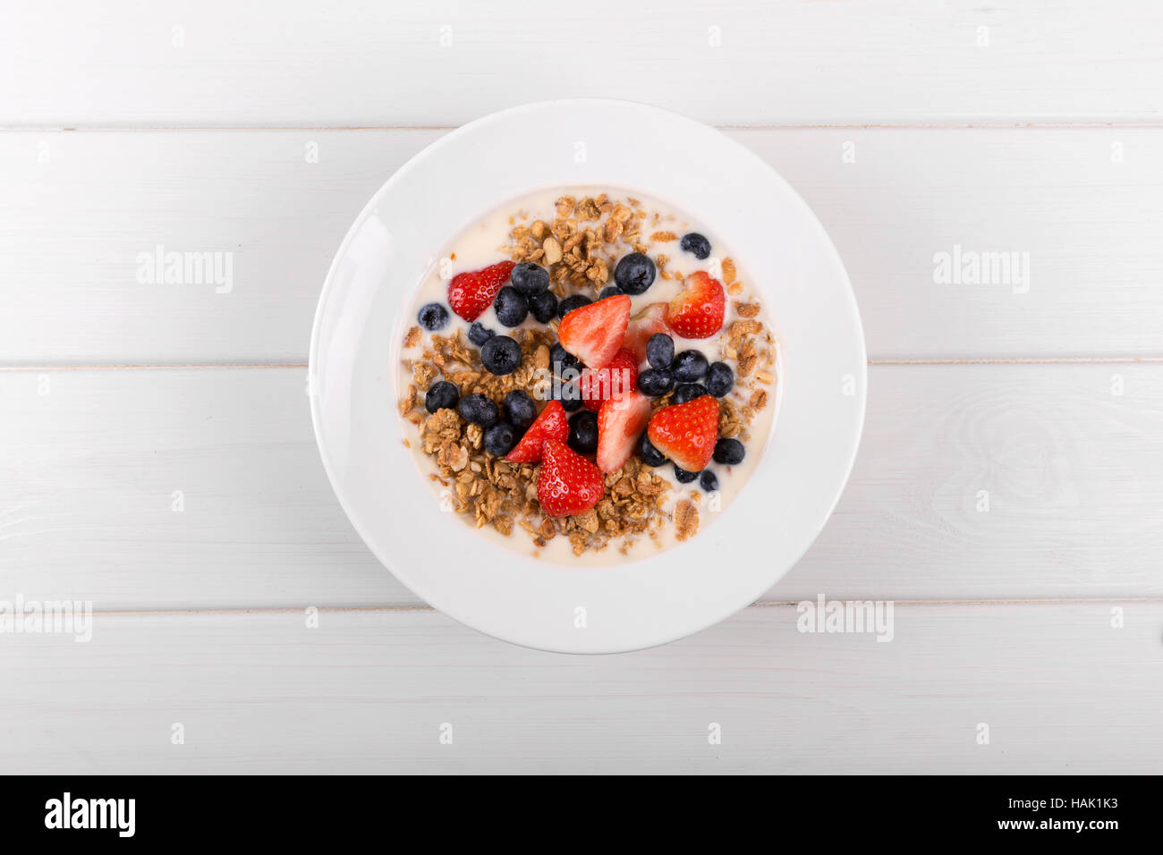 Vista dall'alto di cereali e muesli colazione con yogurt e frutti di bosco freschi Foto Stock