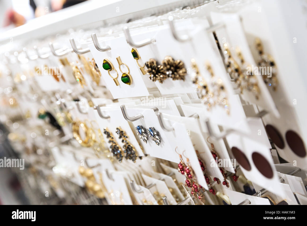 Negozio gioielli - closeup di orecchini di stand Foto Stock