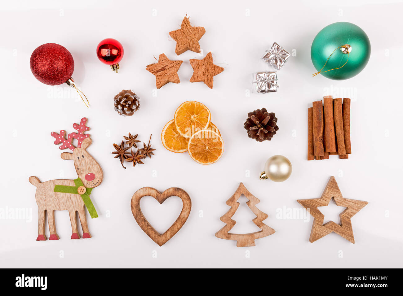 Le decorazioni di Natale isolato su sfondo bianco. vista superiore Foto Stock