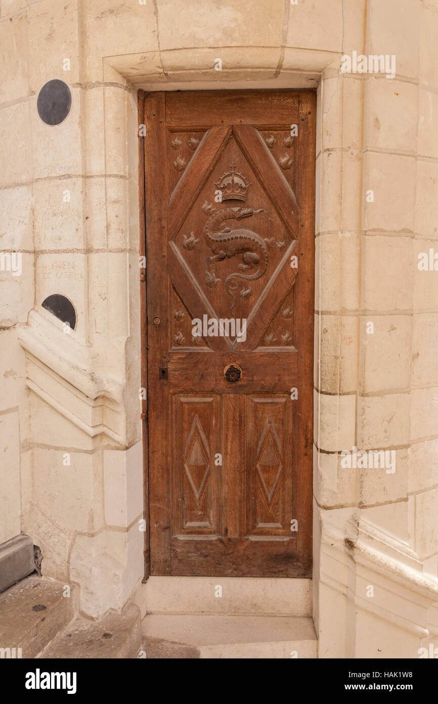 Una porta su alcune scale nel castello di Chambord. Le insegne regali, sotto forma di una salamandra, di François 1a può essere visto intricate carv Foto Stock