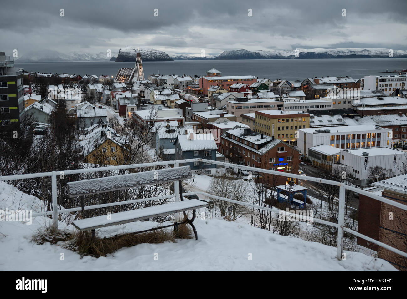 Un banco per tempi più soleggiato che si affaccia Hammerfest, Norvegia settentrionale. Foto Stock