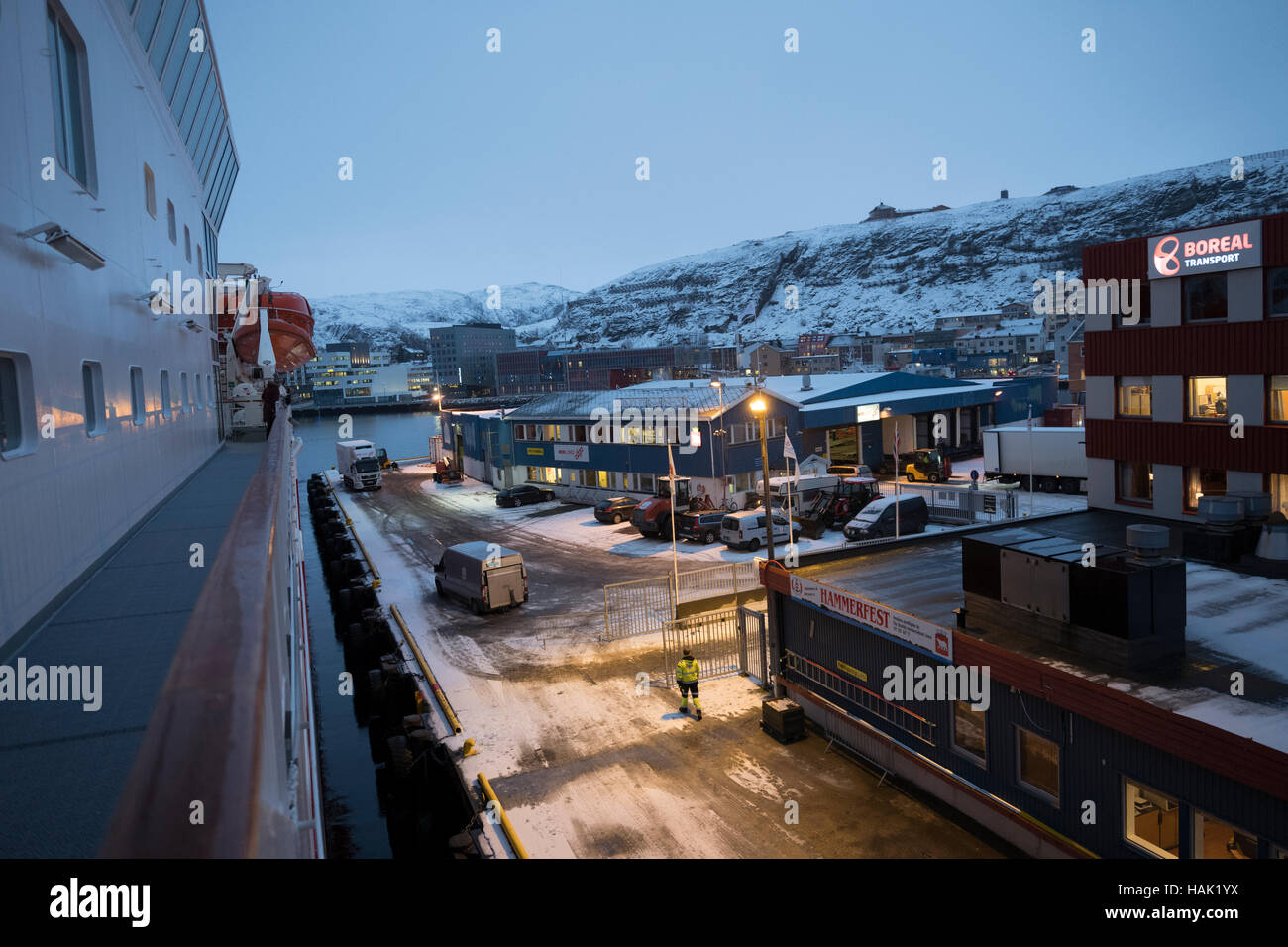 Hurtigruten ormeggiata nel porto di Hammerfest, Norvegia settentrionale. Foto Stock