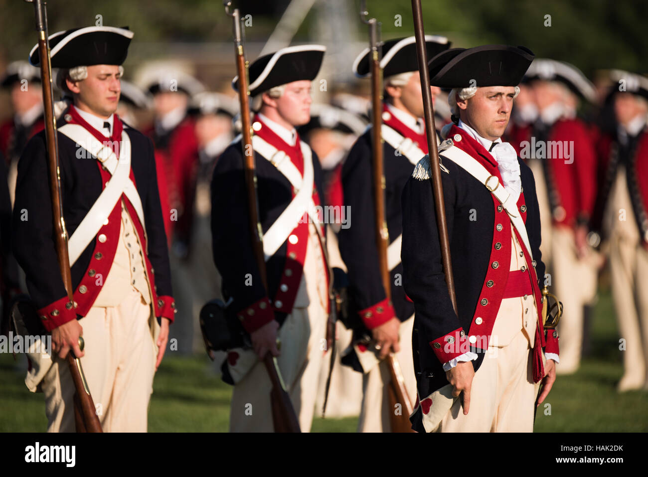 US Army Twilight Tattoo The Old Guard Washington DC // WASHINGTON DC - membri del 3rd U.S. Infantry Regiment, noto come "The Old Guard", si esibiscono durante il Twilight Tattoo dell'esercito americano presso la Joint base Myer-Henderson Hall. I soldati, vestiti con uniformi di precisione, dimostrano le loro abilità cerimoniali e di esercitazione disciplinate come parte di questo concorso militare pubblico gratuito che mostra la storia e la tradizione dell'esercito. Foto Stock