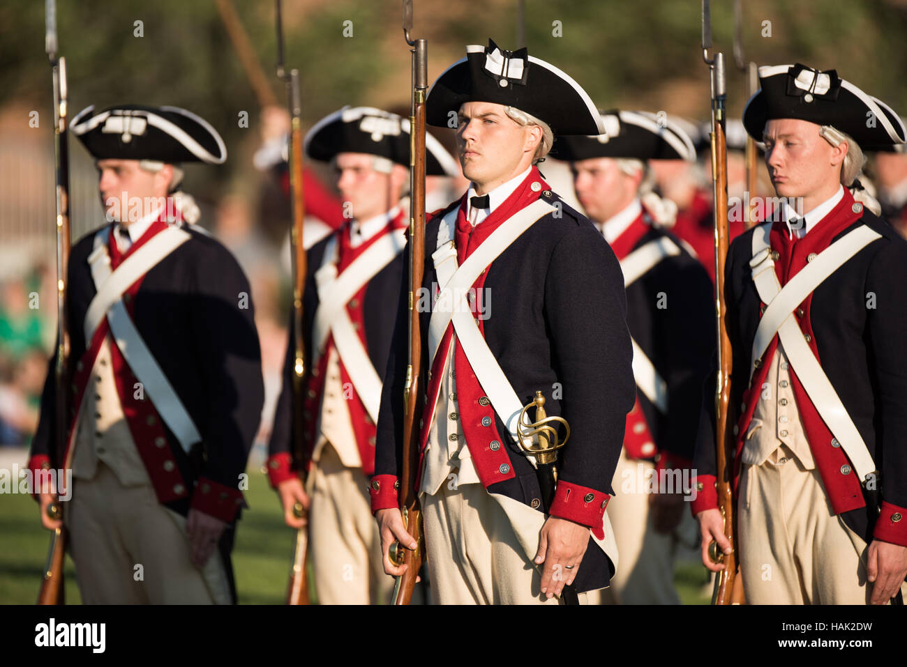 La Old Guard Twilight Tattoo Joint base Myer-Henderson Hall Washington DC // WASHINGTON DC - membri del 3rd U.S. Infantry Regiment, noto come "The Old Guard", si esibiscono durante il Twilight Tattoo dell'esercito americano presso la Joint base Myer-Henderson Hall. I soldati, vestiti con uniformi di precisione, dimostrano le loro abilità cerimoniali e di esercitazione disciplinate come parte di questo concorso militare pubblico gratuito che mostra la storia e la tradizione dell'esercito. Foto Stock