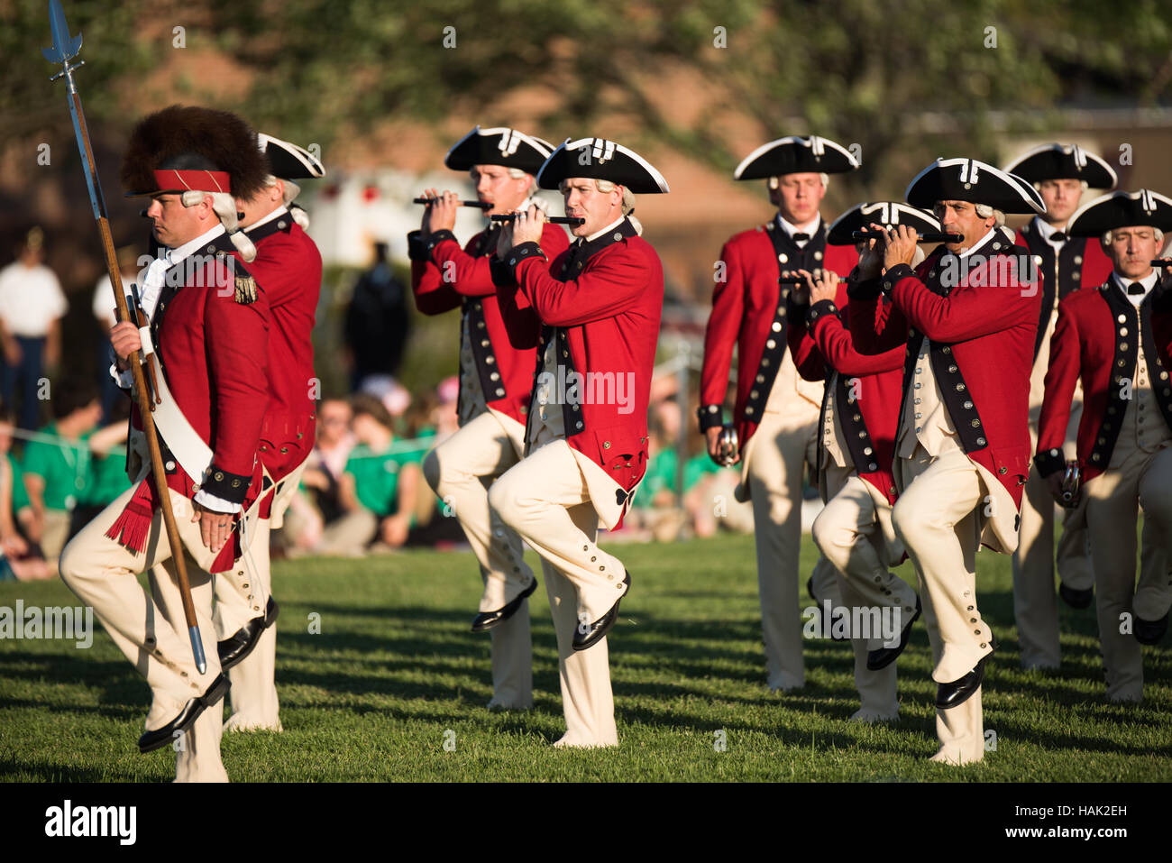U.S. Army Fife and Drum Corps Washington DC // WASHINGTON DC - il corpo di fuoco e tamburo dell'esercito degli Stati Uniti, vestito con uniformi dell'era della guerra di indipendenza americana, si esibisce durante l'Army Twilight Tattoo alla Joint base Myer-Henderson Hall. I musicisti, suonando i tradizionali piattini e tamburi, mostrano la musica militare storica come parte di questo concorso pubblico gratuito che mostra la storia e le tradizioni dell'esercito degli Stati Uniti. Foto Stock