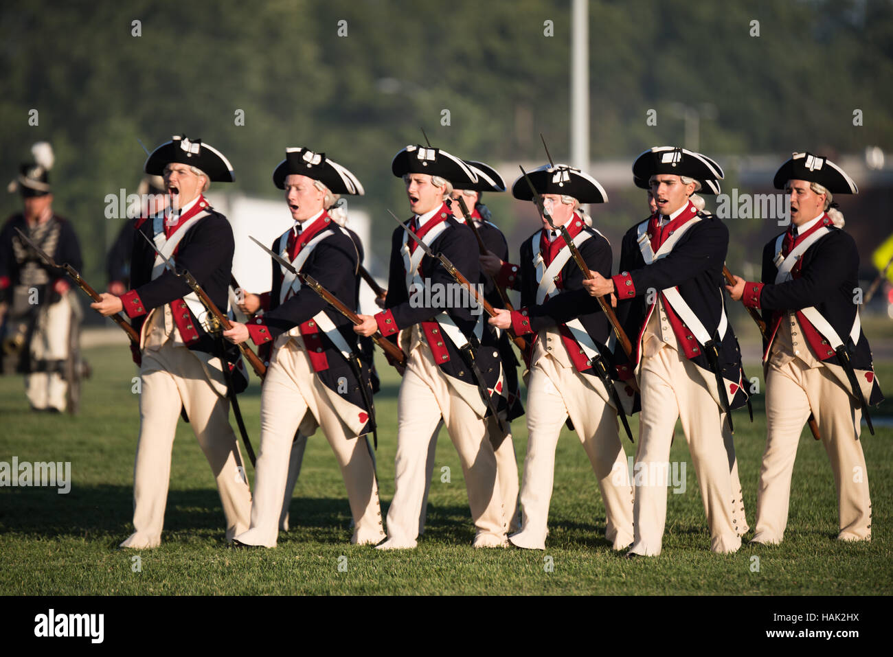 3rd US Infantry Regiment Twilight Tattoo Washington DC // WASHINGTON DC — membri del 3rd U.S. Infantry Regiment, noto come "The Old Guard", si esibiscono durante il Twilight Tattoo dell'esercito americano alla Joint base Myer-Henderson Hall. I soldati, vestiti con uniformi di precisione, dimostrano le loro abilità cerimoniali e di esercitazione disciplinate come parte di questo concorso militare pubblico gratuito che mostra la storia e la tradizione dell'esercito. Foto Stock
