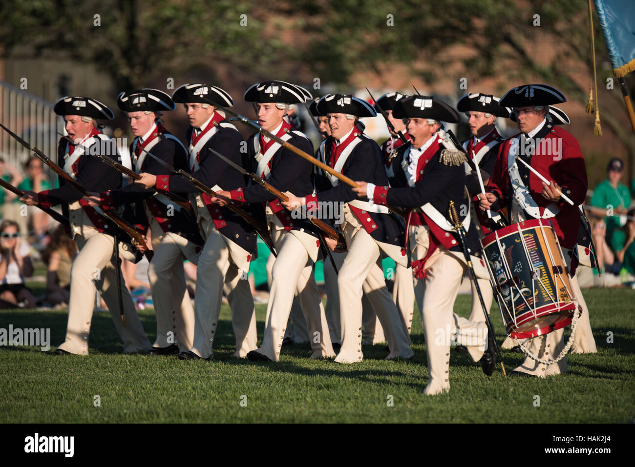 Twilight Tattoo U.S. Army Pageant Washington DC // WASHINGTON DC - membri del 3rd U.S. Infantry Regiment, noto come "The Old Guard", si esibiscono durante il Twilight Tattoo dell'esercito americano presso la Joint base Myer-Henderson Hall. I soldati, vestiti con uniformi di precisione, dimostrano le loro abilità cerimoniali e di esercitazione disciplinate come parte di questo concorso militare pubblico gratuito che mostra la storia e la tradizione dell'esercito. Foto Stock