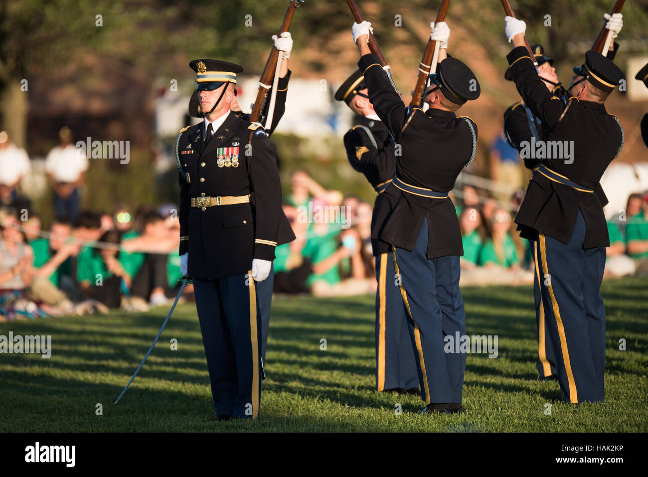 US Army Drill Team Precision Drill routine Arlington Virginia // ARLINGTON, Virginia - lo U.S. Army Drill Team esegue una routine di perforazione di precisione durante il Twilight Tattoo alla Joint base Myer-Henderson Hall. Questa unità d'élite è un componente del 3rd U.S. Infantry Regiment, noto come Old Guard. I membri dimostrano eccezionali capacità di maneggiare i fucili e movimenti perfettamente sincronizzati. La loro performance è una testimonianza della disciplina militare e della precisione cerimoniale. La Joint base Myer-Henderson Hall, situata accanto all'Arlington National Cemetery, è una milizia storicamente significativa Foto Stock