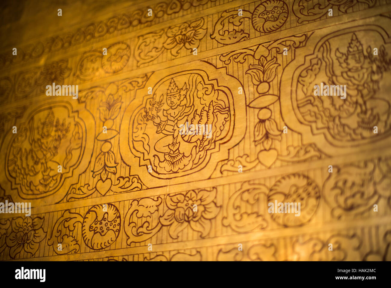 MANDALAY, Myanmar - Mahamuni Tempio del Buddha (noto anche come Pagoda Mahamuni) è altamente venerato sito religioso di Mandalay. Il suo cuore è il Buddha Mahamuni image, rinomato per essere uno dei soli cinque fattezze originale del Buddha fatta durante il suo ciclo di vita. È rivestito di lamina di oro donata a tributi da fedeli e pellegrini. Foto Stock