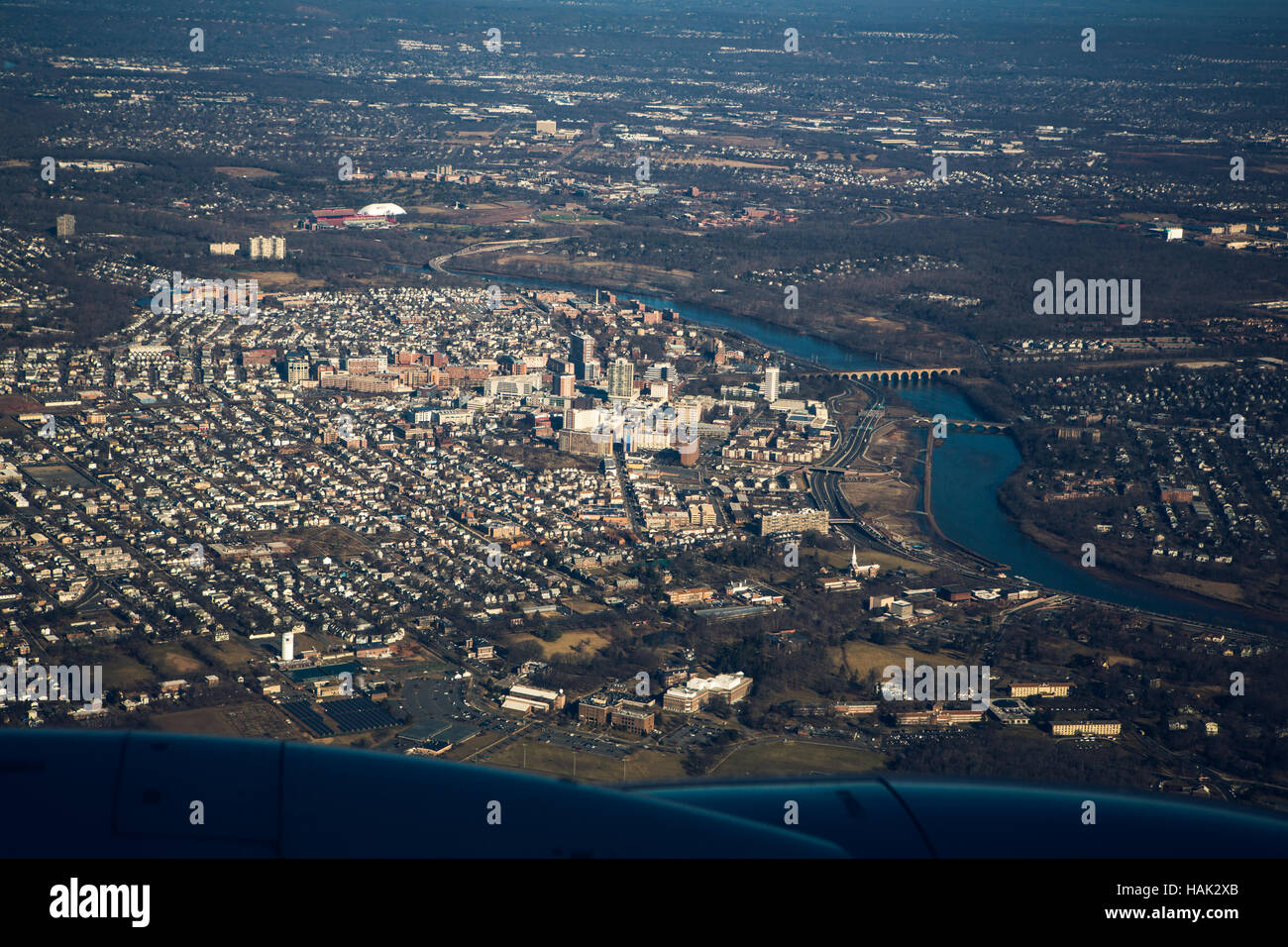 New Brunswick, NJ e le aree circostanti si trova lungo il fiume Raritan come visto da un piano avvicinando dall'Aeroporto Newark Liberty. Foto Stock