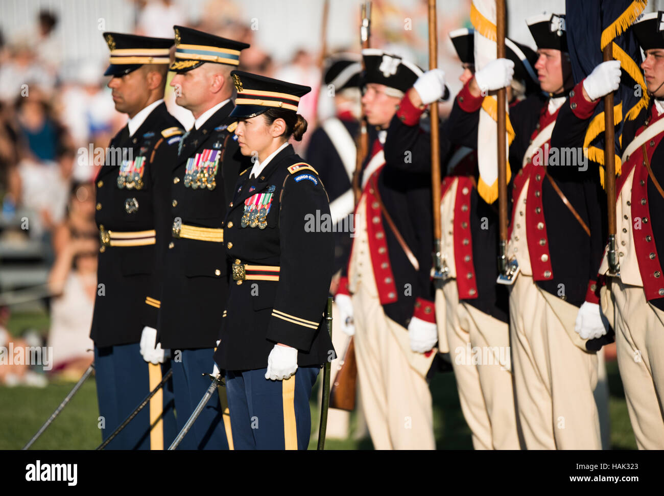 US Army Twilight Tattoo The Old Guard Washington DC // WASHINGTON DC - membri del 3rd U.S. Infantry Regiment, noto come "The Old Guard", si esibiscono durante il Twilight Tattoo dell'esercito americano presso la Joint base Myer-Henderson Hall. I soldati, vestiti con uniformi di precisione, dimostrano le loro abilità cerimoniali e di esercitazione disciplinate come parte di questo concorso militare pubblico gratuito che mostra la storia e la tradizione dell'esercito. Foto Stock