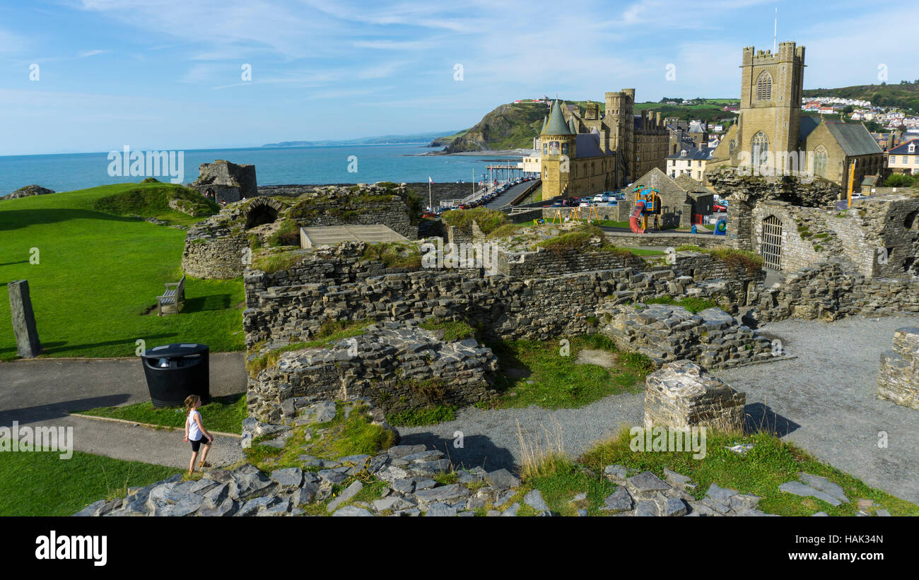 Aberystwyth Castle rovine sul bordo del mare Foto Stock