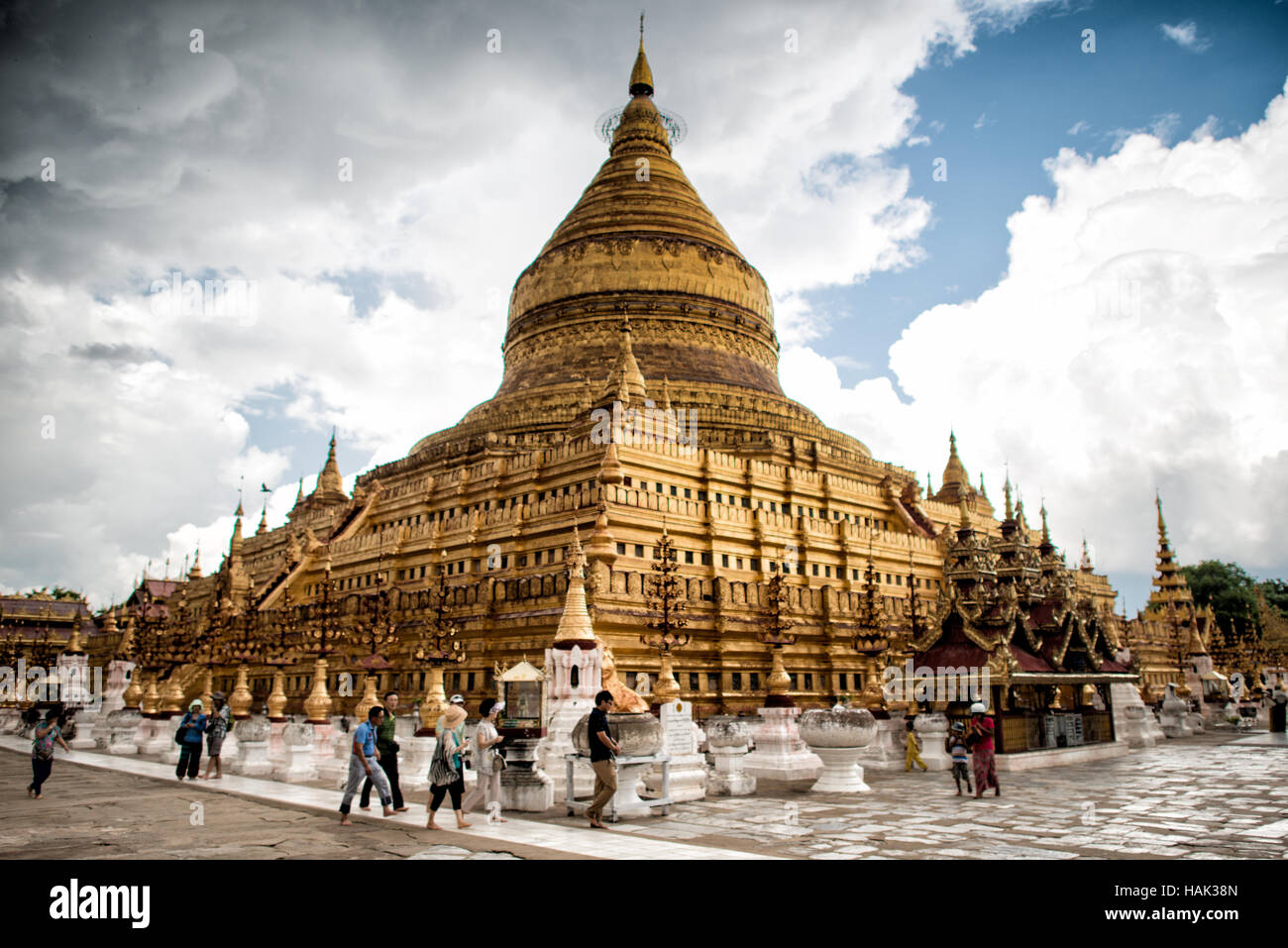 NYAUNG-U, Myanmar (Birmania) - Costruita nel secolo XI, Shwezigon Pagoda si trova a Nyaung-U, vicino a Bagan. Da una grande centrale di foglia oro-guilded sagomato a campana stupa irradiare un certo numero di piccoli templi e santuari. Lo stupa è solido e la leggenda vuole che esso sancisce un osso e dente di Gautama Buddha. Foto Stock