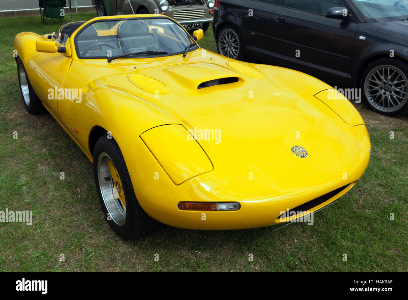 Vista di tre quarti di una Ginetta G33 Cabrio, sul display in la Ginetta Owners Club Zona del 2016 Silverstone Classic Foto Stock