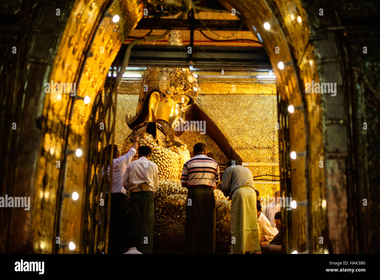 MANDALAY, Myanmar - Mahamuni Tempio del Buddha (noto anche come Pagoda Mahamuni) è altamente venerato sito religioso di Mandalay. Il suo cuore è il Buddha Mahamuni image, rinomato per essere uno dei soli cinque fattezze originale del Buddha fatta durante il suo ciclo di vita. È rivestito di lamina di oro donata a tributi da fedeli e pellegrini. Foto Stock